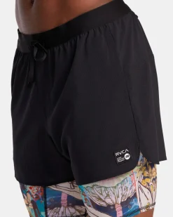 RVCA Shorts / Hybrids><noscript><img width=