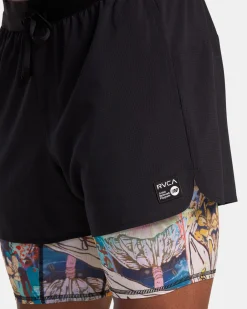 RVCA Shorts / Hybrids><noscript><img width=