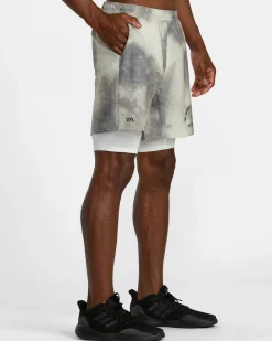 RVCA Shorts / Hybrids><noscript><img width=